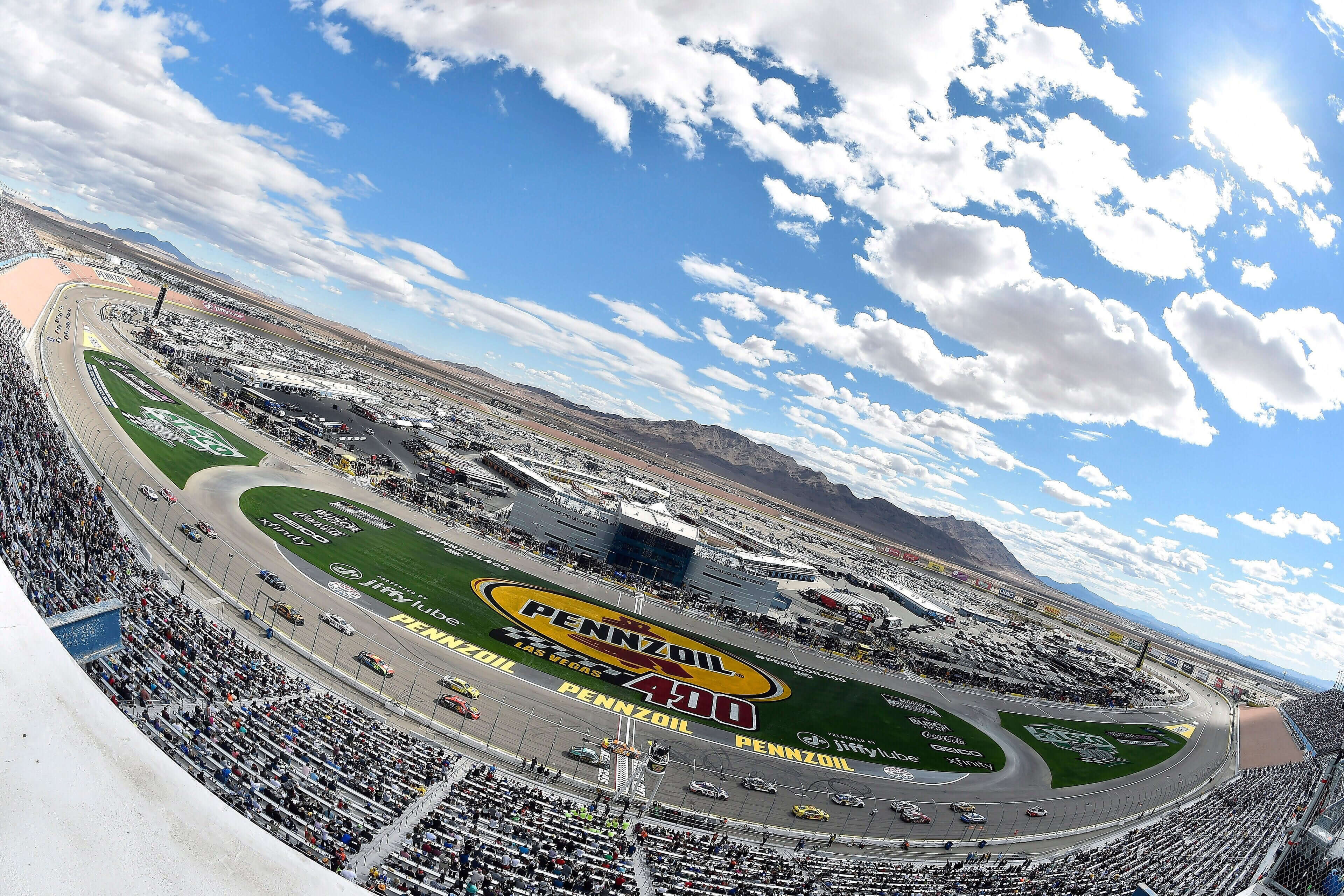 TikTok 明星 @itsDanielMac 问乔伊·洛加诺：“你以什么谋生？”